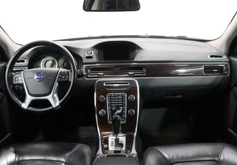 Подержанный автомобиль Volvo XC70 2012 года (14 фото)