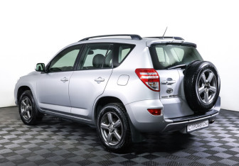 Подержанный автомобиль Toyota RAV4 2012 года (7 фото)