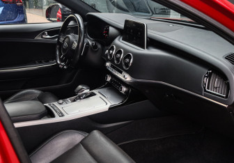 Подержанный автомобиль Kia Stinger 2019 года (10 фото)