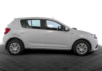 Подержанный автомобиль Renault Sandero 2017 года (4 фото)