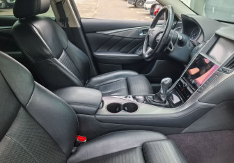 Подержанный автомобиль Infiniti Q50 2015 года (13 фото)