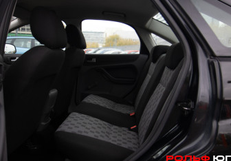 Подержанный автомобиль Ford Focus Sedan 2009 года (8 фото)