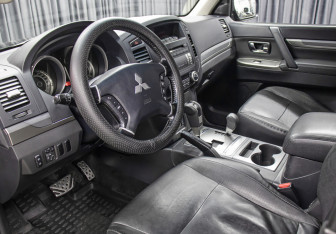 Подержанный автомобиль Mitsubishi Pajero 2013 года (16 фото)
