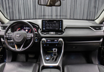 Подержанный автомобиль Toyota RAV4 2020 года (14 фото)