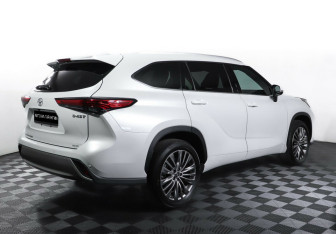 Подержанный автомобиль Toyota Highlander 2023 года (5 фото)