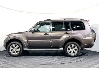 Подержанный автомобиль Mitsubishi Pajero 2012 года (8 фото)