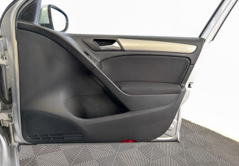 Подержанный автомобиль Volkswagen Golf Hatchback 2012 года (24 фото)