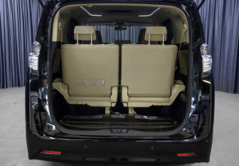 Подержанный автомобиль Toyota Vellfire 2016 года (10 фото)