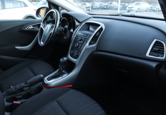 Подержанный автомобиль Opel Astra Hatchback 2011 года (9 фото)