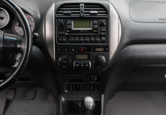 Подержанный автомобиль Toyota RAV4 2004 года (15 фото)