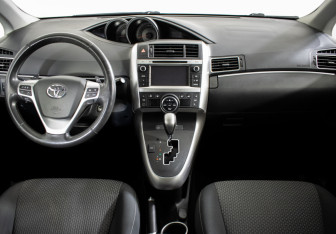 Подержанный автомобиль Toyota Verso 2013 года (9 фото)