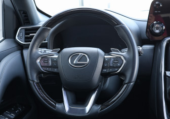 Подержанный автомобиль Lexus LX 2022 года (17 фото)
