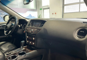 Подержанный автомобиль Nissan Pathfinder 2016 года (10 фото)
