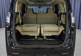 Подержанный автомобиль Toyota Vellfire 2016 года (11 фото)