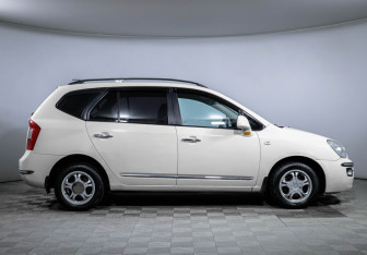 Подержанный автомобиль Kia Carens 2009 года (4 фото)