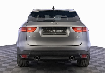 Подержанный автомобиль Jaguar F-Pace 2019 года (6 фото)
