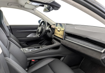 Подержанный автомобиль Zeekr 001 2022 года (11 фото)