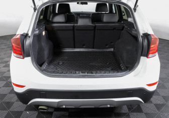 Подержанный автомобиль BMW X1 2013 года (10 фото)