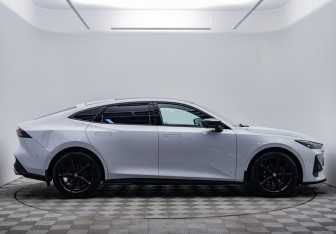 Подержанный автомобиль Changan UNI-V 2023 года (6 фото)