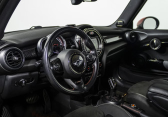 Подержанный автомобиль MINI Hatch 2018 года (10 фото)