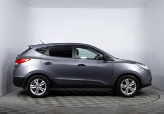 Подержанный автомобиль Hyundai ix35 2011 года (4 фото)