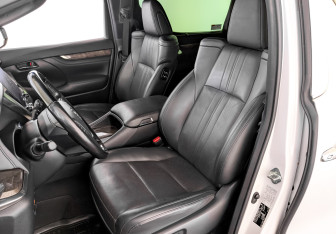 Подержанный автомобиль Toyota Alphard 2021 года (21 фото)