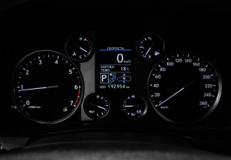 Подержанный автомобиль Lexus LX 2012 года (10 фото)