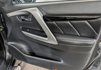 Подержанный автомобиль Mitsubishi Pajero Sport 2018 года (25 фото)