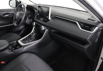 Подержанный автомобиль Toyota RAV4 2021 года (10 фото)