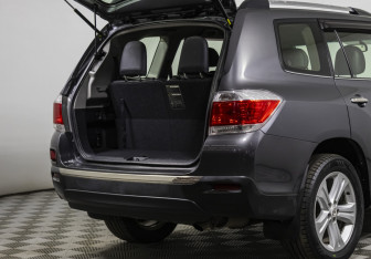 Подержанный автомобиль Toyota Highlander 2011 года (20 фото)