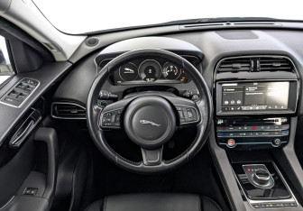 Подержанный автомобиль Jaguar F-Pace 2017 года (21 фото)