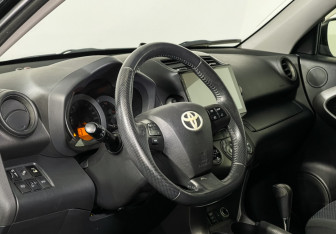 Подержанный автомобиль Toyota RAV4 2011 года (13 фото)