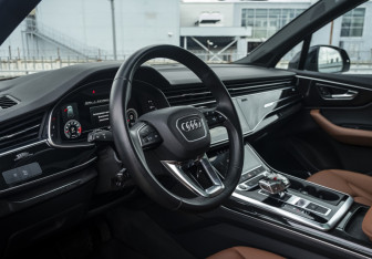 Подержанный автомобиль Audi Q7 2021 года (10 фото)