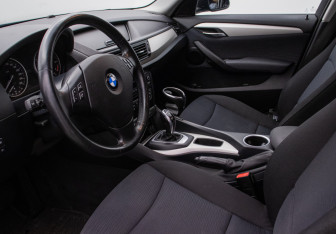 Подержанный автомобиль BMW X1 2014 года (10 фото)
