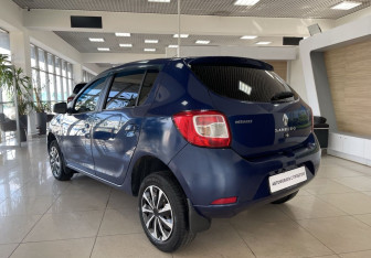 Подержанный автомобиль Renault Sandero 2015 года (7 фото)