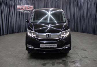 Подержанный автомобиль Honda Stepwgn 2016 года (2 фото)