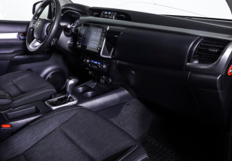 Подержанный автомобиль Toyota Hilux 2022 года (10 фото)