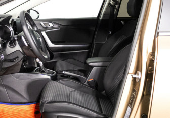 Подержанный автомобиль Kia Ceed Wagon 2021 года (9 фото)