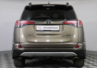 Подержанный автомобиль Toyota RAV4 2017 года (6 фото)