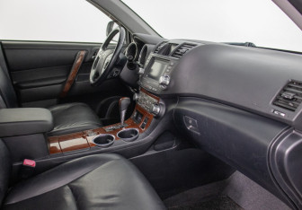 Подержанный автомобиль Toyota Highlander 2011 года (9 фото)
