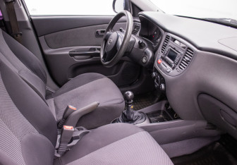 Подержанный автомобиль Kia Rio Hatchback 2010 года (9 фото)