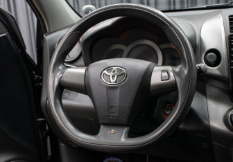 Подержанный автомобиль Toyota RAV4 2011 года (17 фото)
