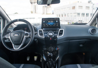 Подержанный автомобиль Ford Fiesta Hatchback 2011 года (11 фото)