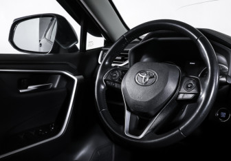 Подержанный автомобиль Toyota RAV4 2019 года (12 фото)