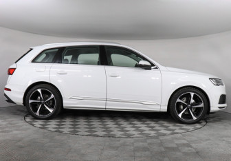 Подержанный автомобиль Audi Q7 2022 года (4 фото)