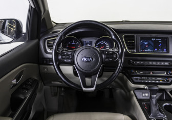 Подержанный автомобиль Kia Carnival 2018 года (10 фото)