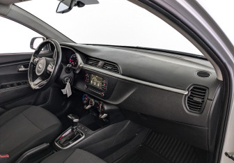 Подержанный автомобиль Kia Rio Hatchback 2021 года (13 фото)