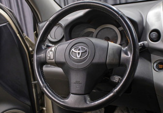 Подержанный автомобиль Toyota RAV4 2006 года (16 фото)