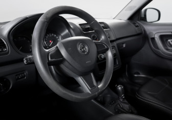 Подержанный автомобиль Skoda Fabia Hatchback 2014 года (14 фото)