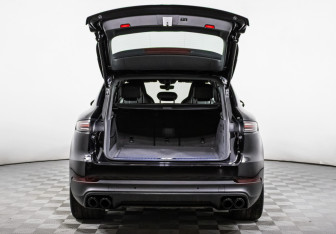 Подержанный автомобиль Porsche Cayenne 2020 года (25 фото)